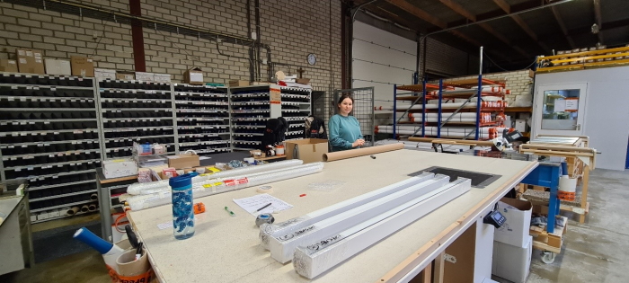 Zorgvuldige ingepakte rolgordijnen op maat